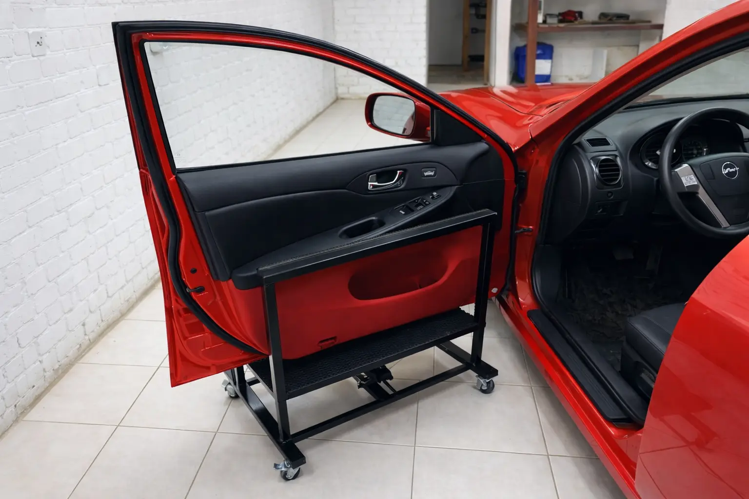 Как использовать подкатной стол-телегу PDR для снятия дверей