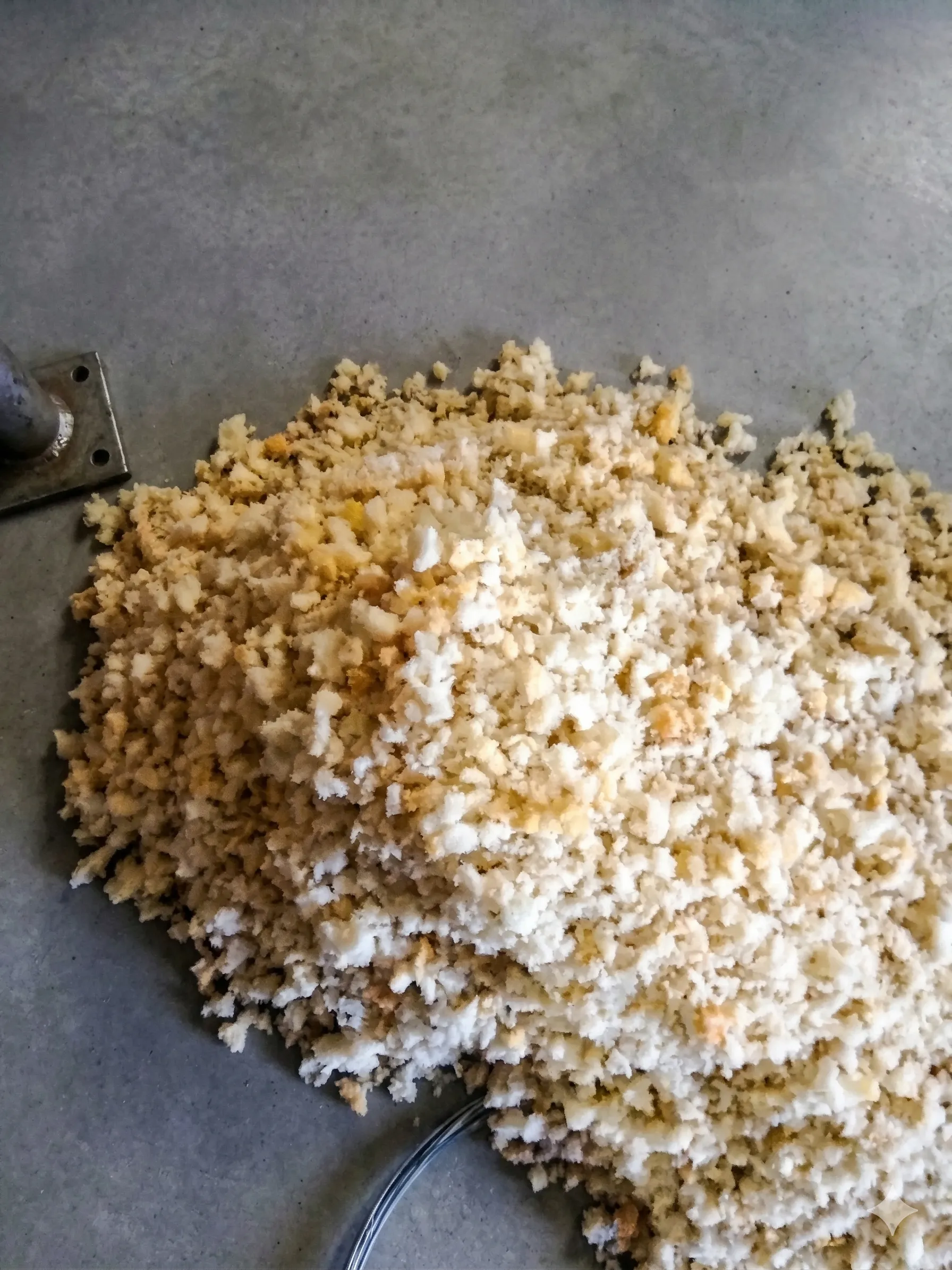 Дробленый пенопласт после переработки в дробилке для пенопласта и ППУ