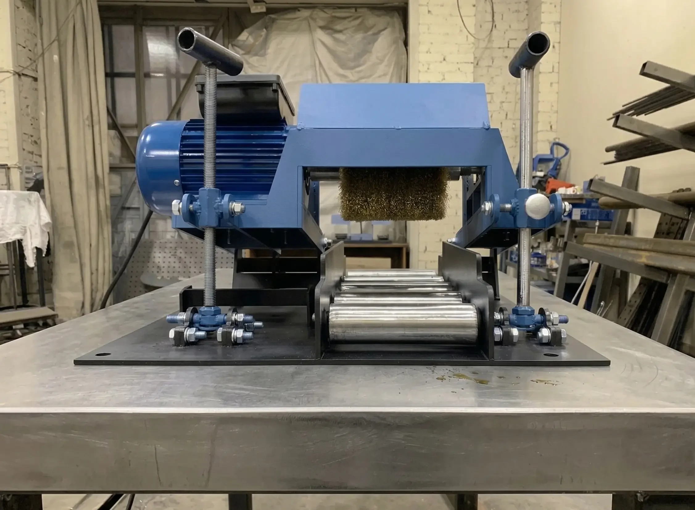 Станок для очистки профильной трубы от ржавчины и окалины вид спереди